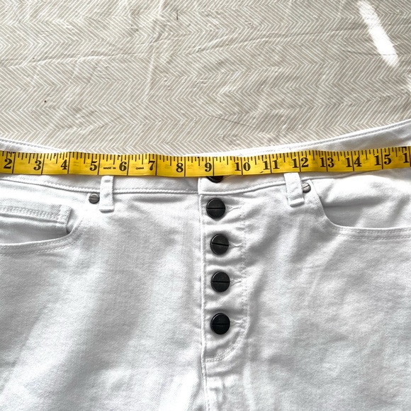 Kenneth Cole NY Jeans White Size US10 button front, 5 pocket Jeans. - Picture 6 of 12